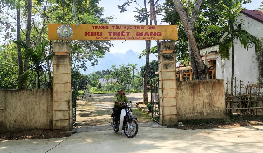 trong-tranh-con-chu-ben-dong-song-ma-1.jpg