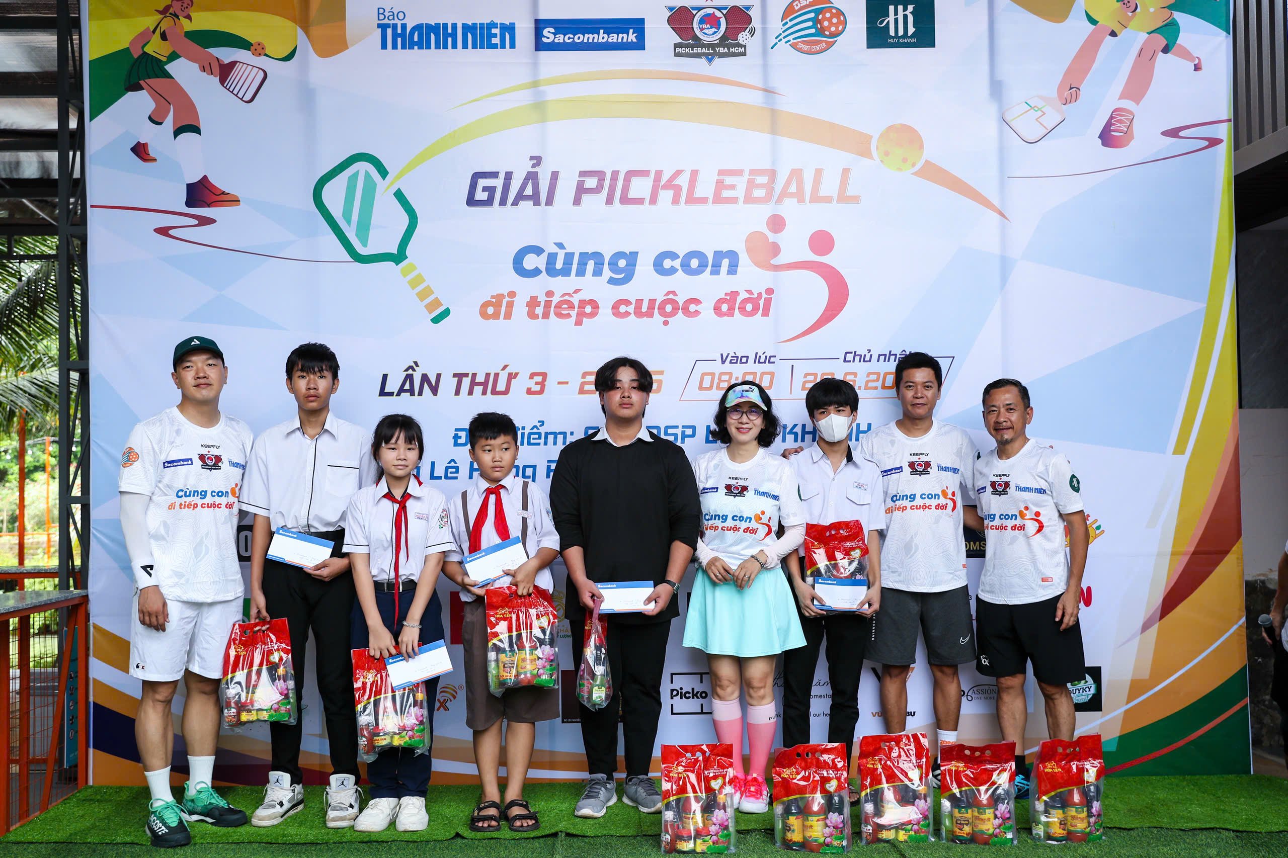 Trao trực tiếp 150 triệu đồng tại giải pickleball 'Cùng con đi tiếp cuộc đời' lần 3- Ảnh 13.