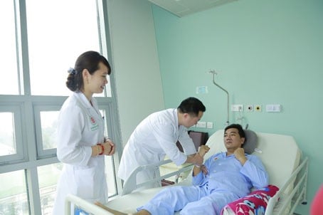 Bệnh nhân Hàn Quốc tới Bệnh viện TWQĐ 108 chữa bệnh. (Ảnh: An Ngọc)