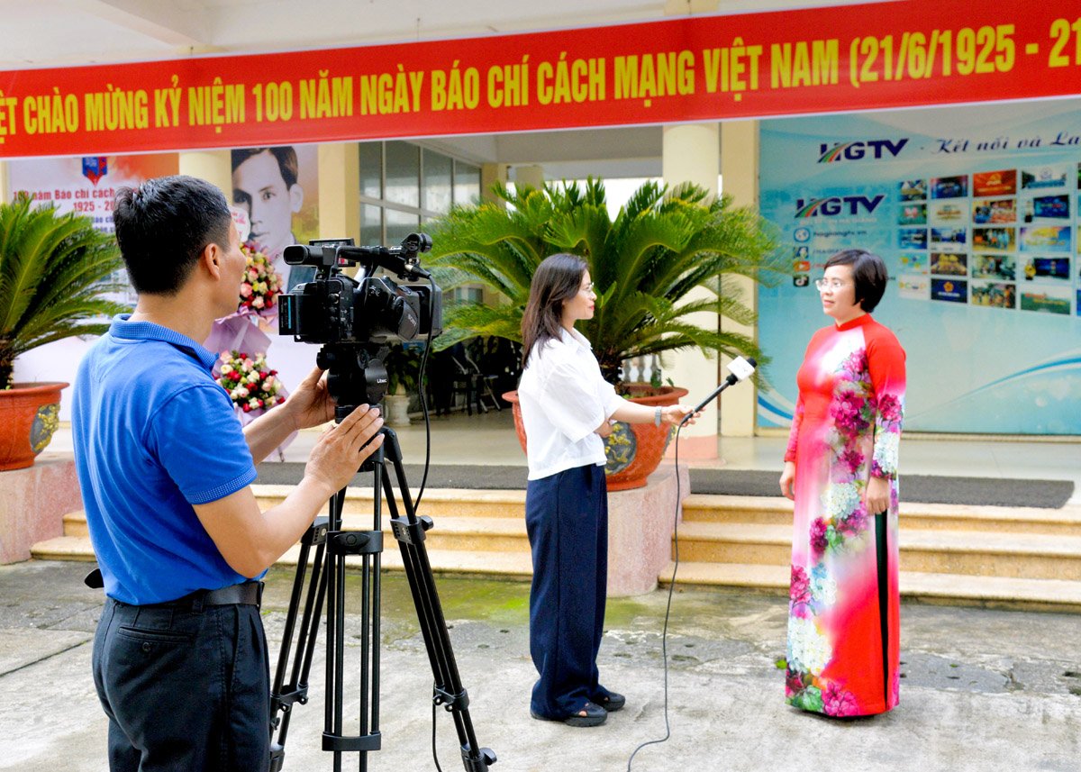 Nhà báo Đoàn Hương Giang, Trưởng phòng Văn nghệ - Giải trí, Báo Hà Giang tham gia sáng tạo tác phẩm báo chí.