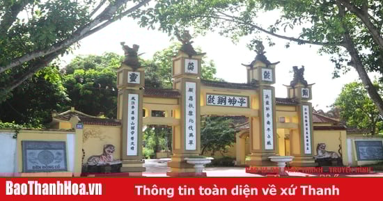 Phía sau cổng làng