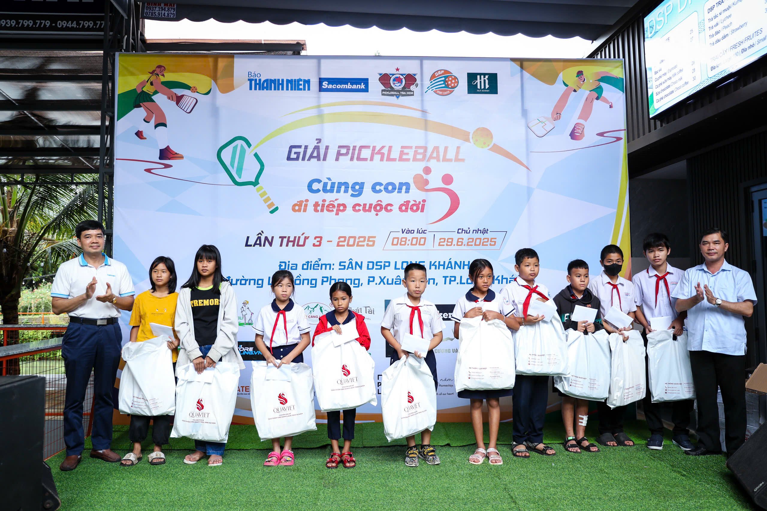 Trao trực tiếp 150 triệu đồng tại giải pickleball 'Cùng con đi tiếp cuộc đời' lần 3- Ảnh 10.