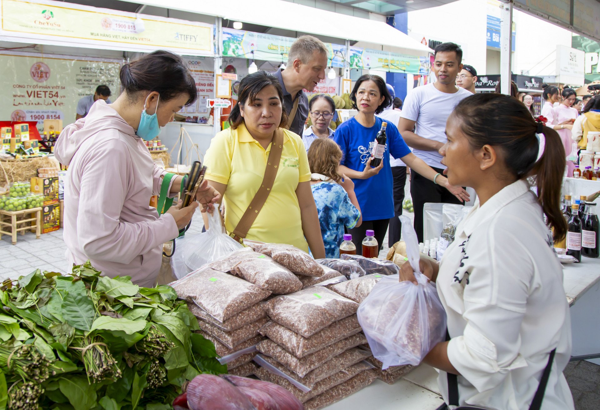 The booth of the agricultural cooperative in Khanh Vinh participated in the market in Nha Trang.