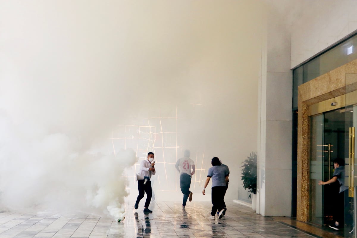 L'exercice de simulation s'est déroulé dans un hôtel de grande hauteur en feu, avec de nombreux touristes et membres du personnel de l'hôtel coincés à l'intérieur, mettant leur vie en danger.