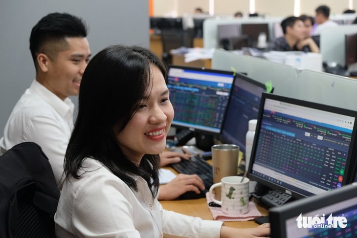 Ồ ạt lao vào mua cổ phiếu, cửa lời đang mở to hay rủi ro rình rập? - Ảnh 1.