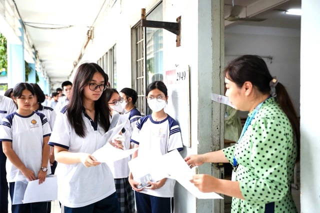 Đề thi tiếng Anh khó: Thước đo thực, đánh động những người liên quan    - Ảnh 1.