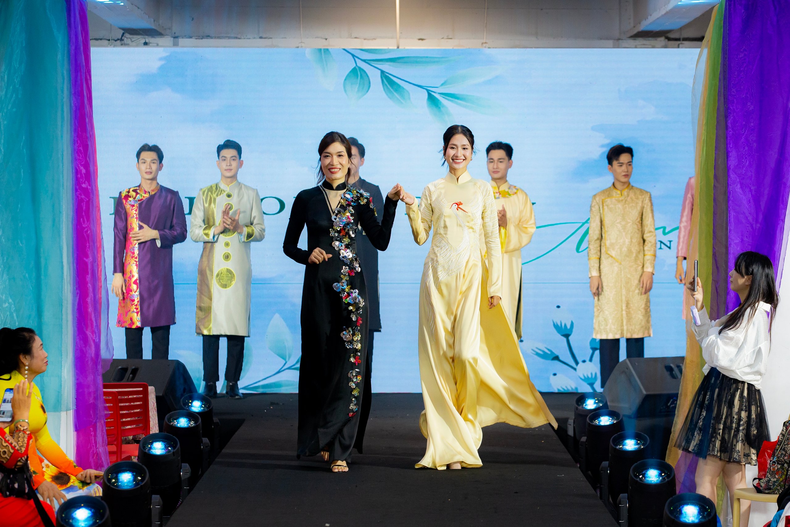 Hơn 100 thiết kế áo dài được trình diễn tại gala 'Áo dài tri ân' - Ảnh 3.