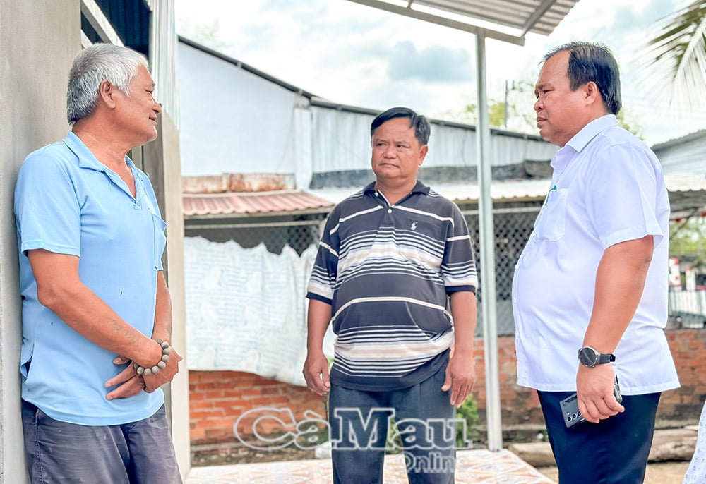 សមាជិកគណៈកម្មាធិការអចិន្ត្រៃយ៍បក្សខេត្ត អនុប្រធានគណៈកម្មាធិការប្រជាជនខេត្ត លោក Nguyen Minh Luan បានទៅសួរសុខទុក្ខគ្រួសារដែលបានទទួលជំនួយលំនៅដ្ឋានក្នុងកម្មវិធីលុបបំបាត់លំនៅដ្ឋានបណ្តោះអាសន្ននៅស្រុក Thoi Binh។