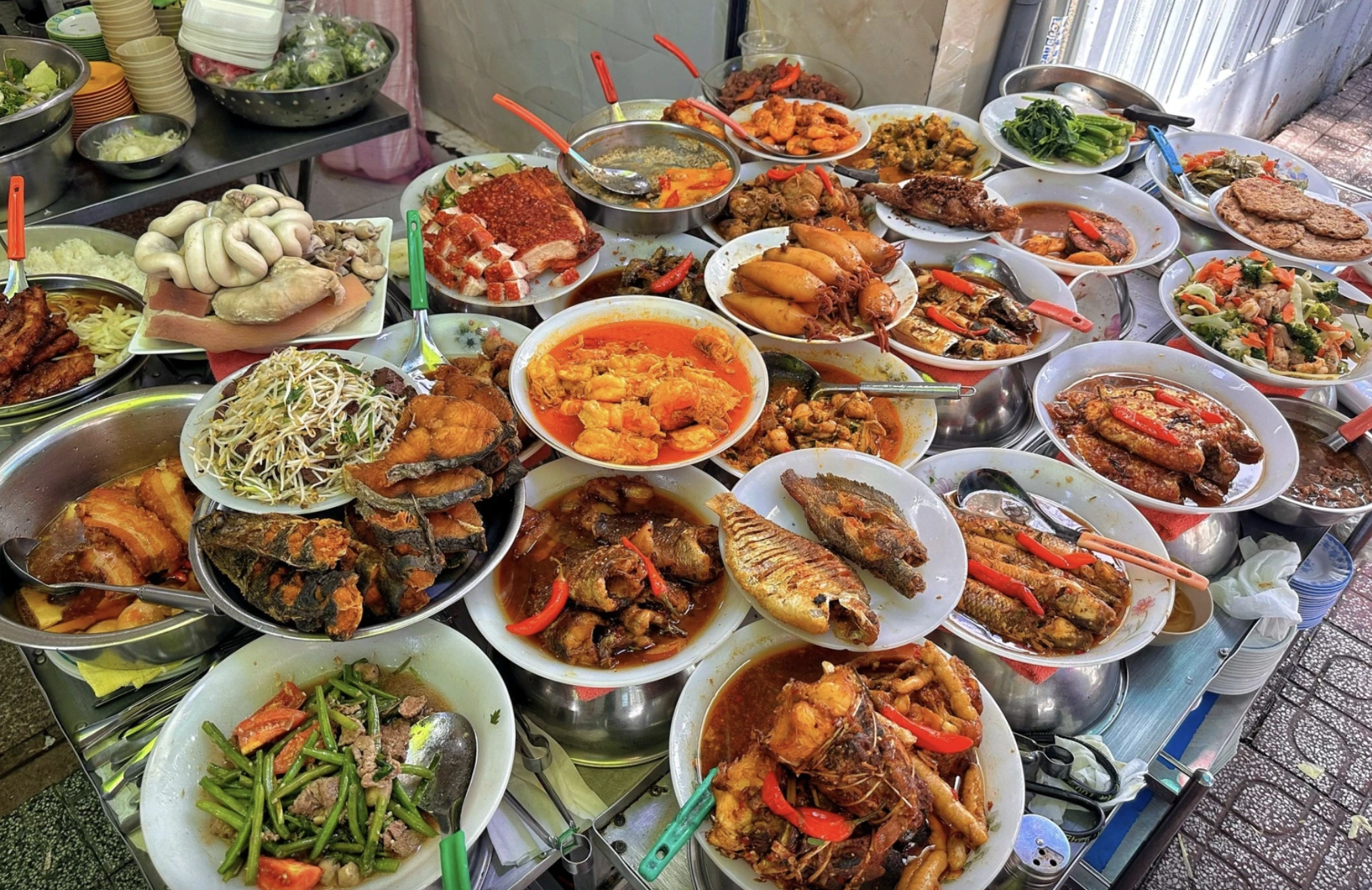 Phường Xuân Hòa có 'cơm nhà giàu' nổi tiếng ở TP.HCM: Còn quán quen nào nữa? - Ảnh 3.