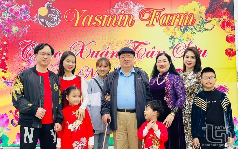 Vợ chồng bà Trần Thị Việt Trung vui vầy bên con cháu trong dịp Tết cổ truyền của dân tộc.