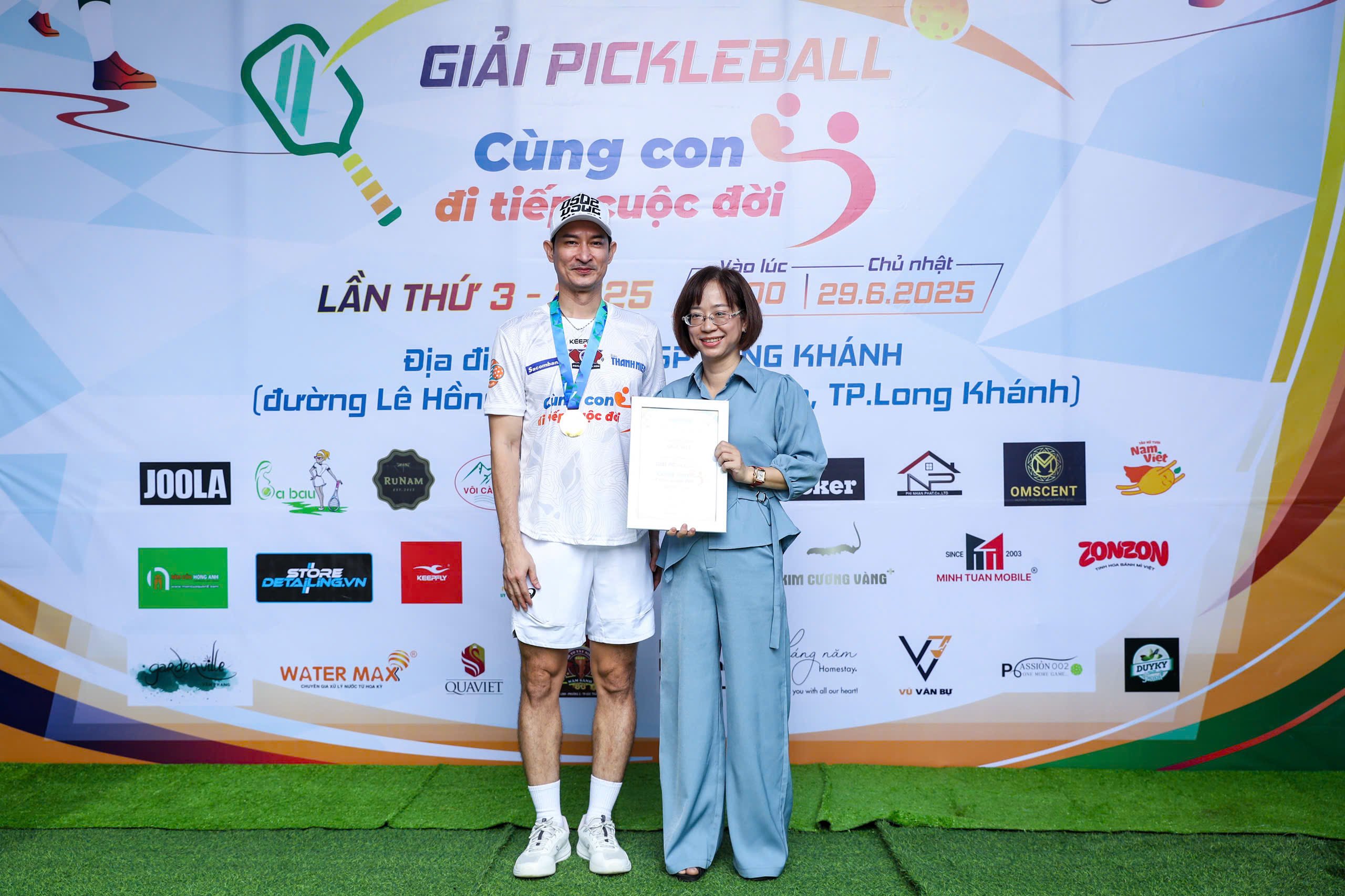 Trao trực tiếp 150 triệu đồng tại giải pickleball 'Cùng con đi tiếp cuộc đời' lần 3- Ảnh 21.