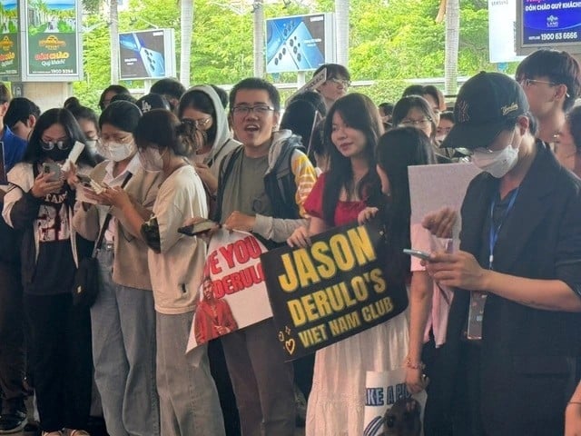 Fans warteten stundenlang am Flughafen, um Jason Derulo zu treffen, konnten ihn aber nicht treffen. Foto: BTC