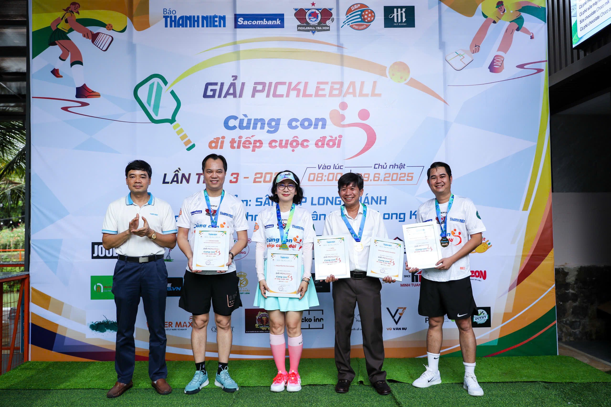 Trao trực tiếp 150 triệu đồng tại giải pickleball 'Cùng con đi tiếp cuộc đời' lần 3- Ảnh 19.