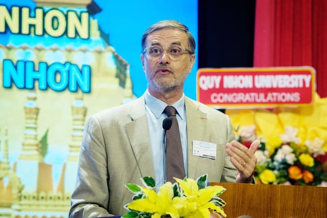 Giáo sư Nobel vật lý 2016 truyền cảm hứng kết nối thế hệ trẻ tại Quy Nhơn - Ảnh 3.
