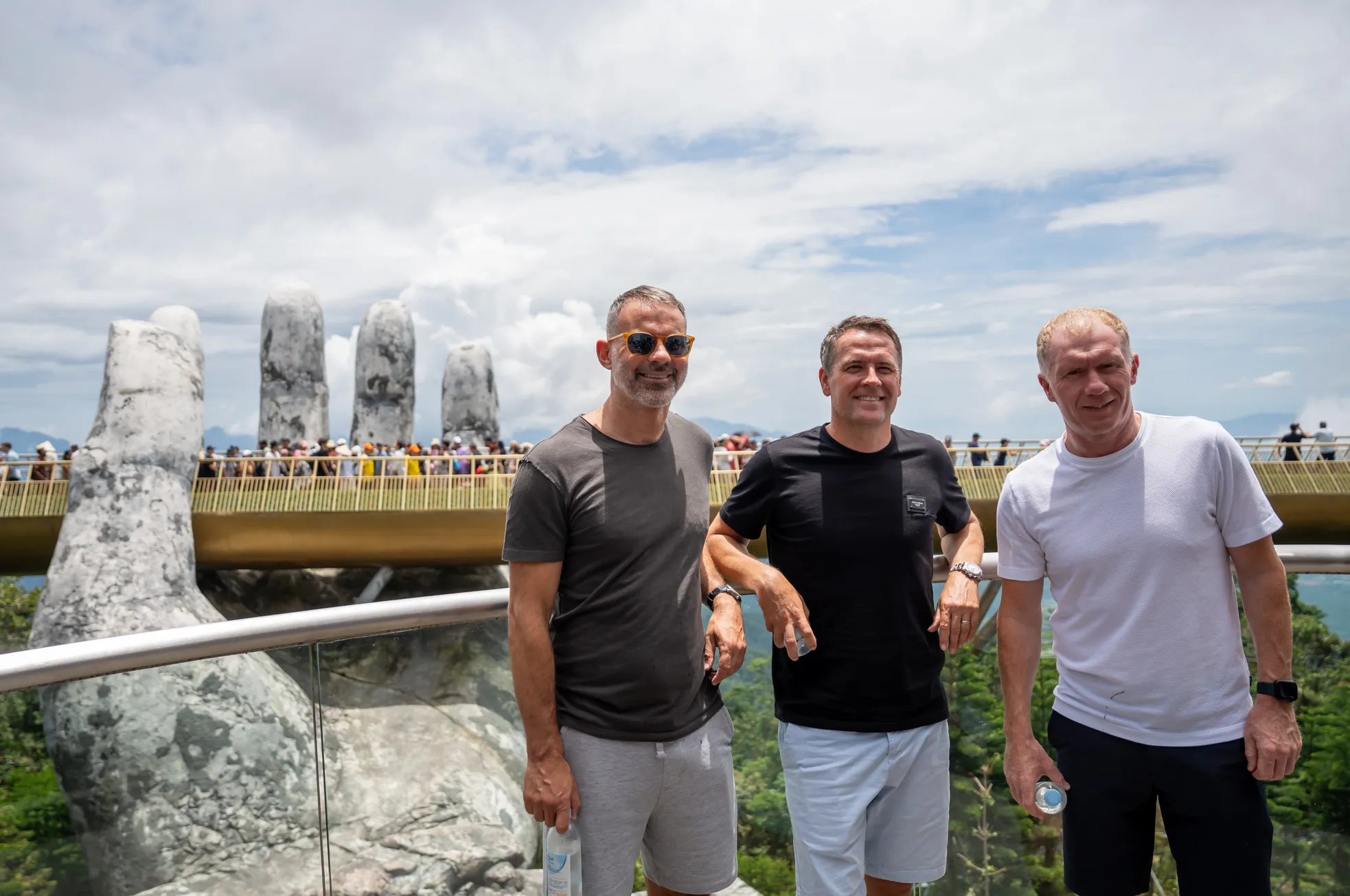 MU-Legende Michael Owen und Ryan Gigg checken in Golden Bridge Da Nang ein, Foto 3