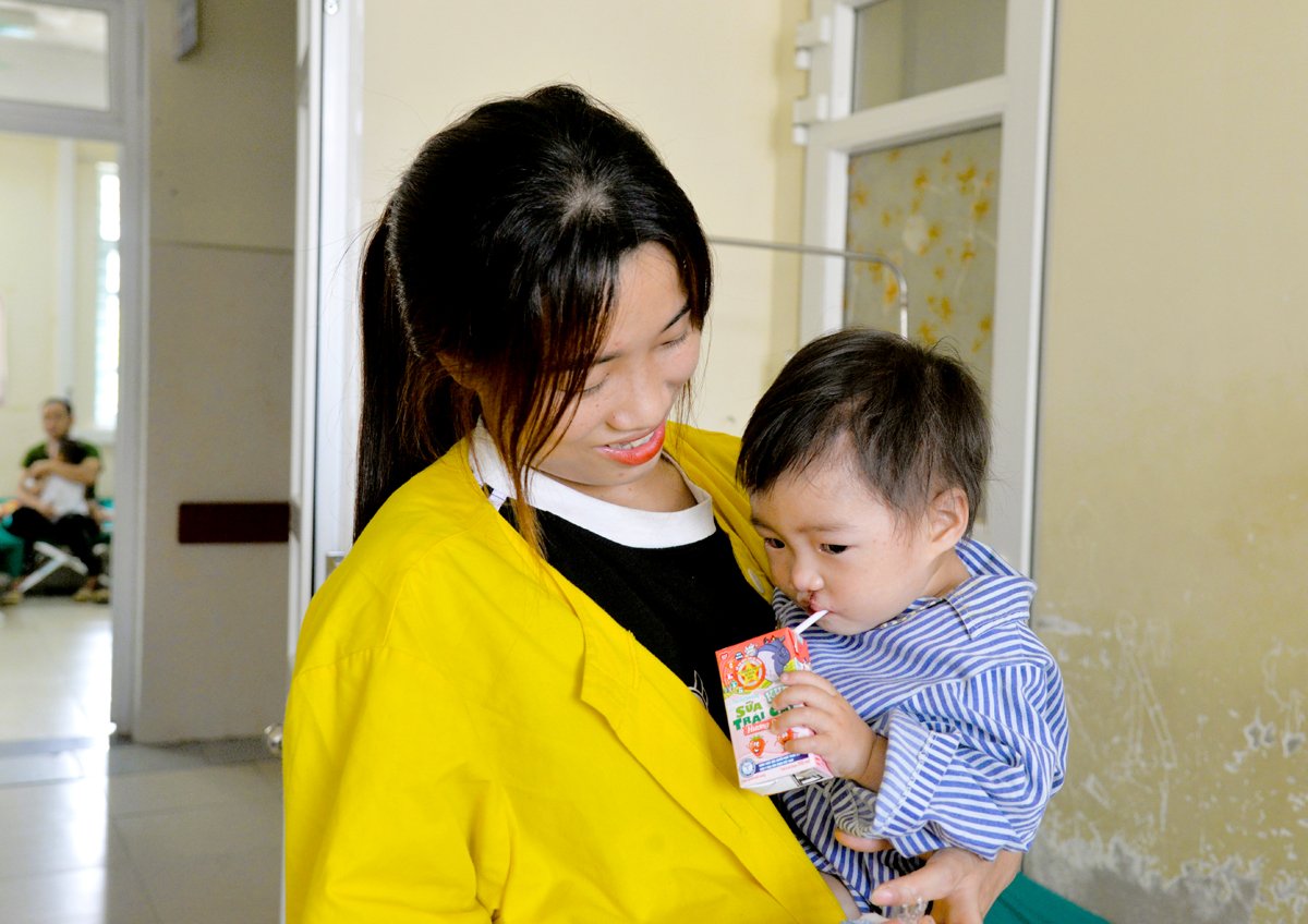 Niềm hạnh phúc của chị Triệu Thị Phương, mẹ của bé Triệu Khánh Linh, dân tộc Dao, thôn Khuổi Luông, xã Đường Hồng (Bắc Mê) khi con được phẫu thuật thành công khe hở môi.