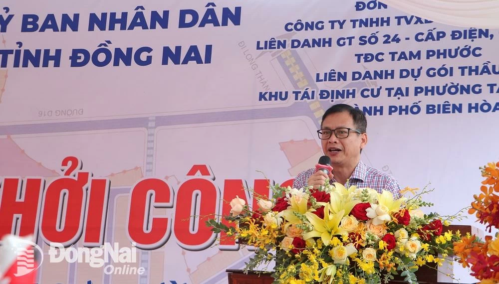 Giám đốc Trung tâm Phát triển quỹ đất tỉnh Mai Phong Phú phát biểu tại lễ khởi công dự án. Ảnh: Phạm Tùng