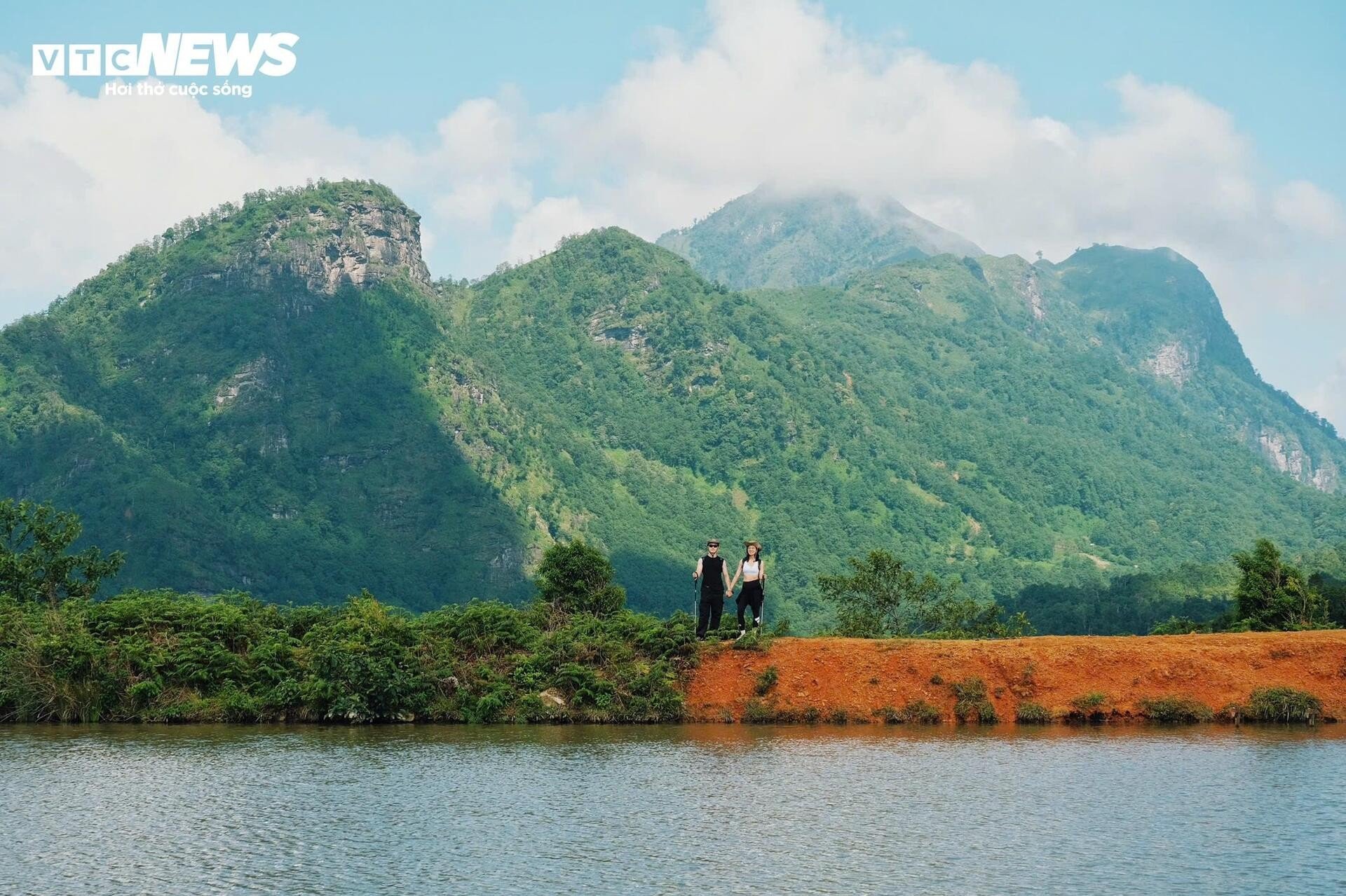Phạm Quang Tuyên (31 tuổi, Hà Nội) - bạn trẻ mê phượt và khám phá thiên nhiên, có nhiều chuyến đi đến Y Tý và không giấu được sự hào hứng. &quot;Tôi đến Y Tý để tìm sự bình yên. Mỗi lần đi là một lần thấy mình được ‘sạc lại năng lượng’. Không cần phải đi xa, không cần tiêu tốn nhiều tiền, chỉ cần đến Y Tý, ở vài ngày, hít thở không khí mát lành, ngắm ruộng, ngắm mây là thấy lòng dịu lại. Nơi đây là liều thuốc chữa lành thực sự”, anh nói.