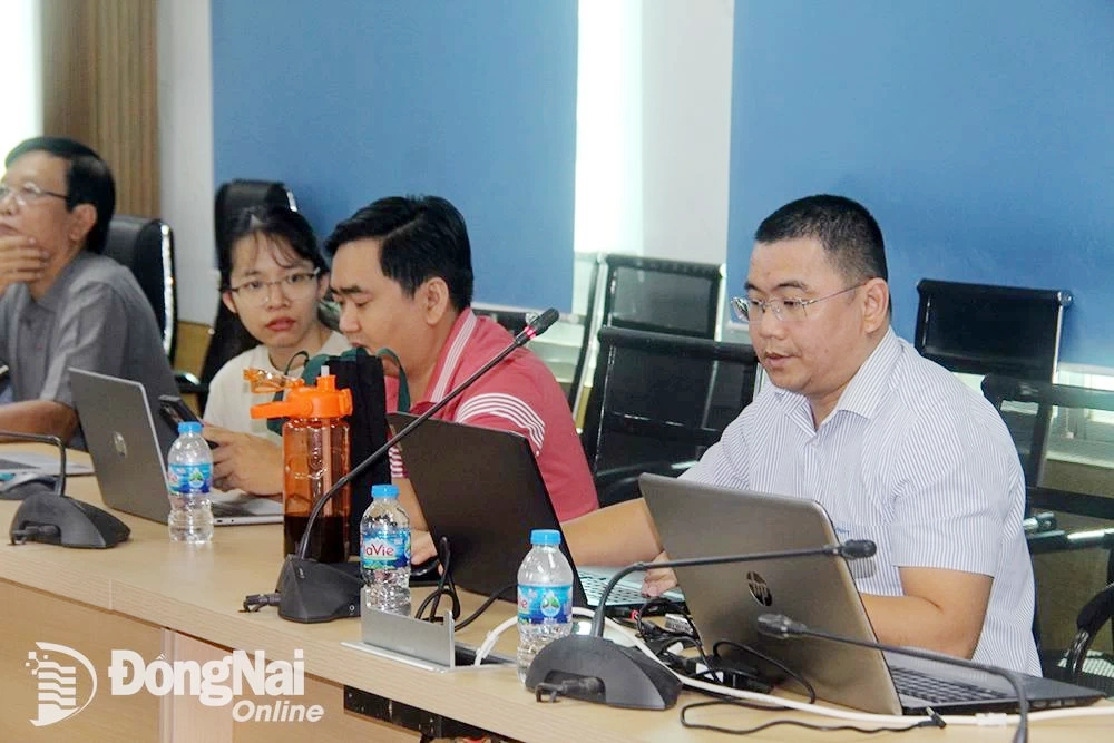 Đại diện VNPT trao đổi, chia sẻ quy trình để vận hành hệ thống thông tin dùng chung. Ảnh: Hải Quân