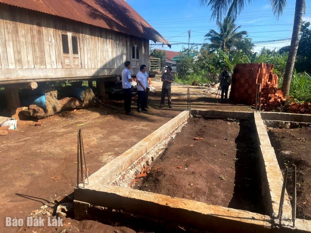 Một hộ dân ở huyện Lawsk được hỗ trợ xóa nhà tạm, nhà dột nát