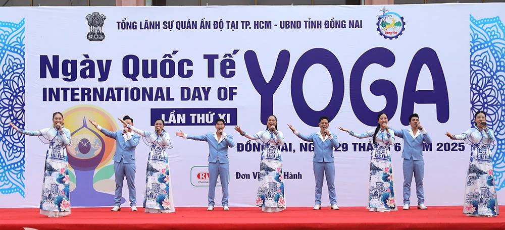 Tiết mục văn nghệ chào mừng. Ảnh: Huy Anh