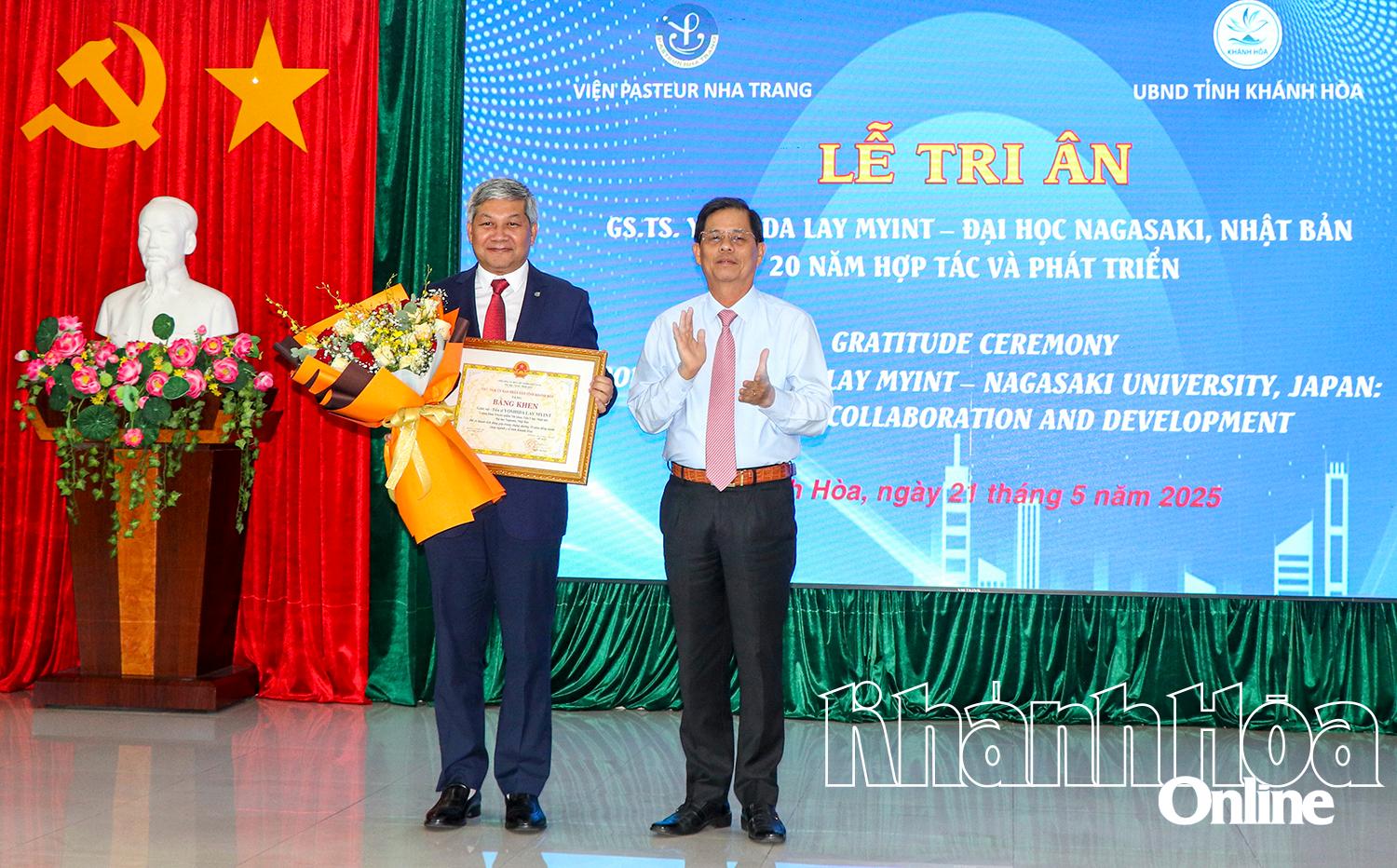 Giáo sư, Tiến sĩ Yoshida Lay Myint nhận bằng khen tri ân của lãnh đạo UBND tỉnh.
