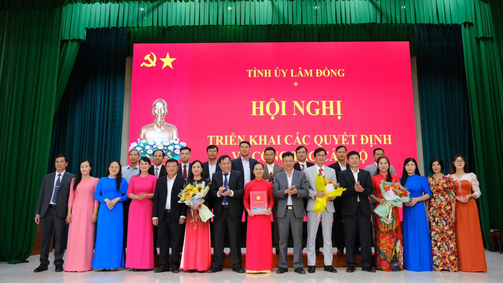 Lãnh đạo tỉnh trao quyết định công tác cán bộ cho các xã mới tại Lâm Hà