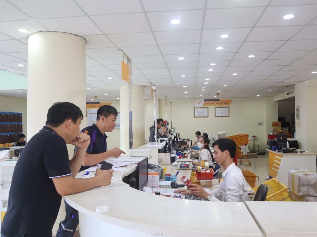 Người dân gửi bưu phẩm tại Bưu cục giao dịch trung tâm của Bưu điện TP. Buôn Ma Thuột. 