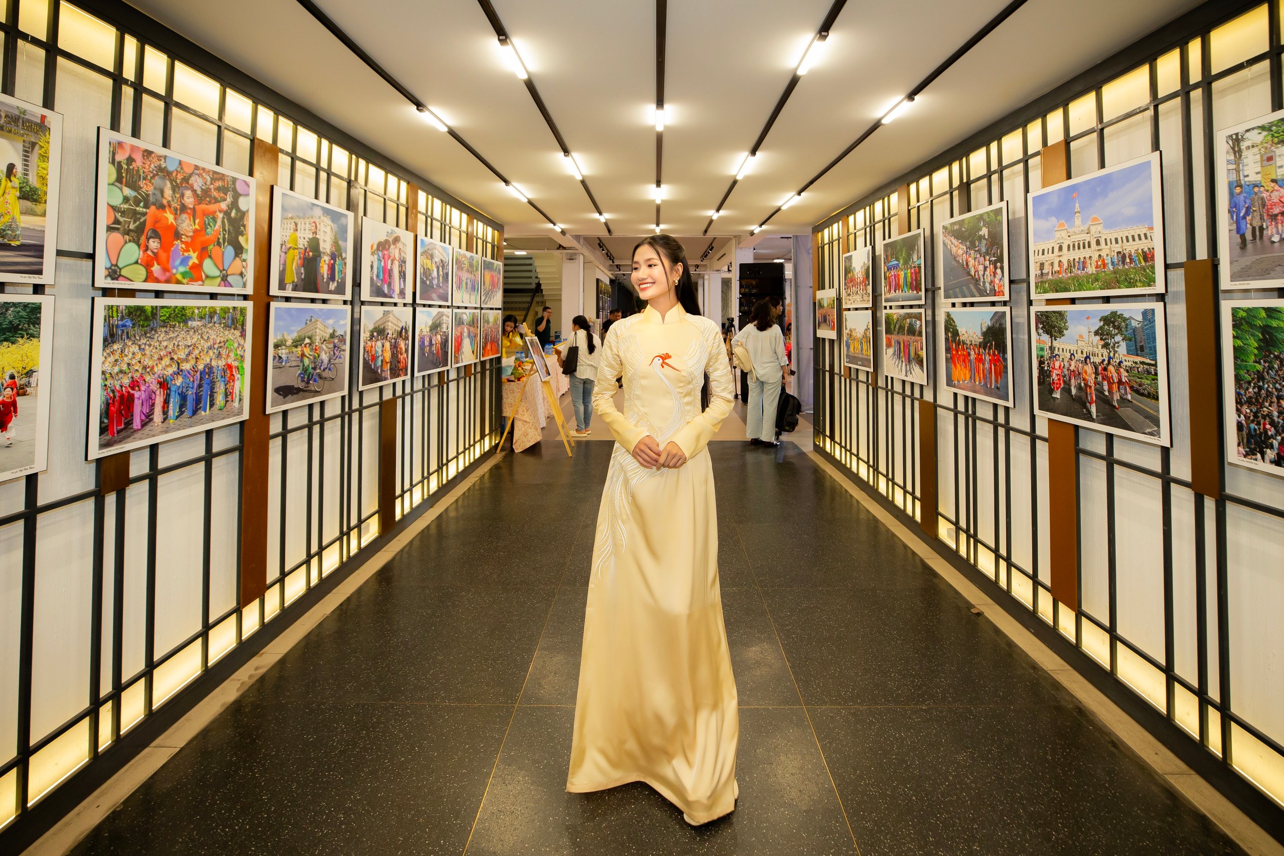 Hơn 100 thiết kế áo dài được trình diễn tại gala 'Áo dài tri ân' - Ảnh 5.