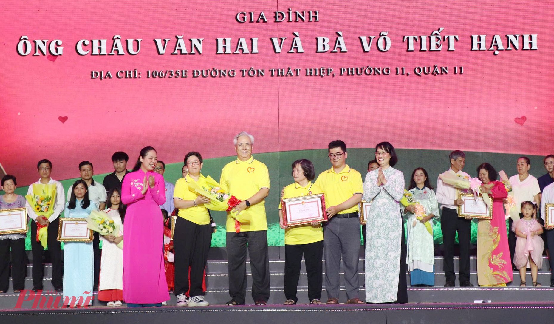 Phó Chủ tịch UBND TPHCM Trần Thị Diệu Thúy và hiện là Phó Bí thư Thành Đoàn TPHCM Trịnh Thị Hiền Trân - trao Bằng khen tuyên dương các gia đình văn hóa, hạnh phúc tiêu biểu