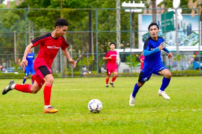Binh Duong a organisé le dernier tournoi de football avec un record de près de 200 équipes participantes photo 3