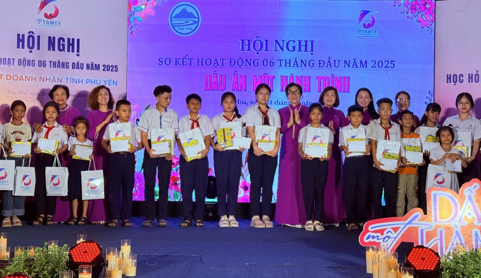 20 poor students who overcame difficulties received gifts from female entrepreneurs. Photo: NGOC DUNG