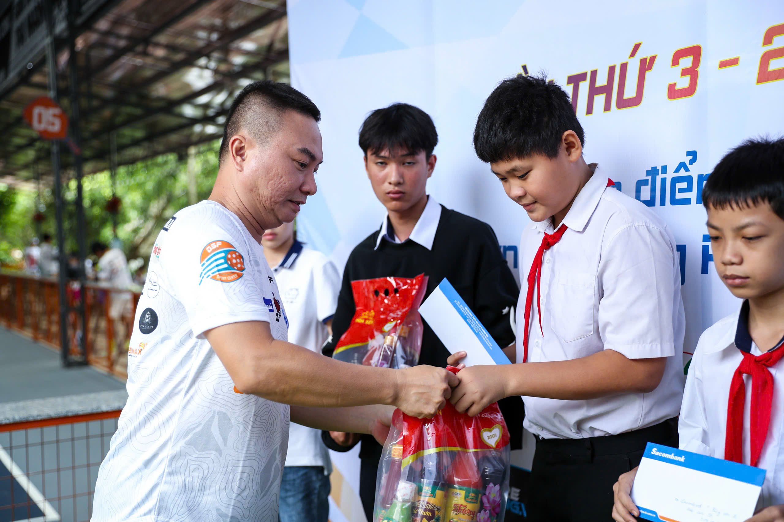 Trao trực tiếp 150 triệu đồng tại giải pickleball 'Cùng con đi tiếp cuộc đời' lần 3- Ảnh 8.