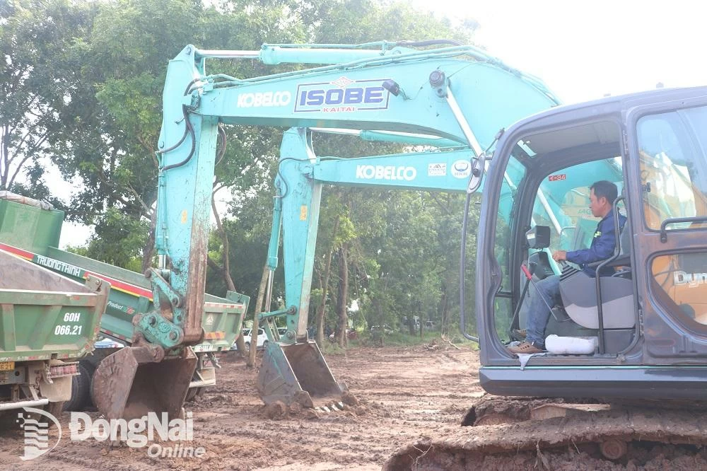 Các phương tiện thi công cơ giới thực hiện nghi thức khởi công dự án. Ảnh: Phạm Tùng