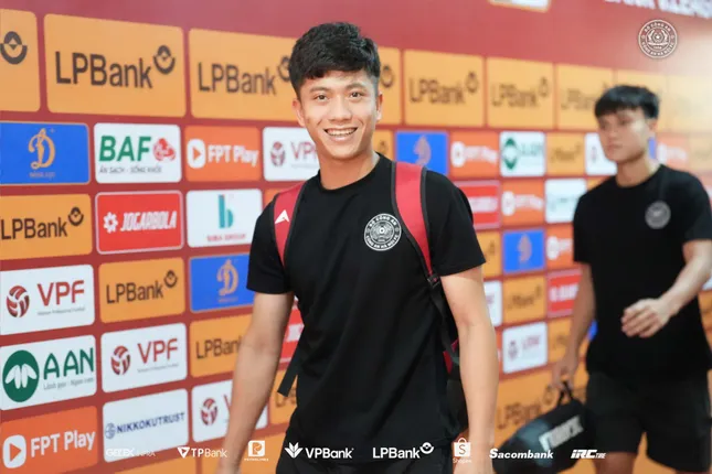 รอบชิงชนะเลิศฟุตบอลชิงแชมป์แห่งชาติ ซงลัม เหงะ อัน พบกับ ตำรวจฮานอย: มาโน พอลคิง กำลังรอถ่ายรูปถ้วยรางวัลแรก 5
