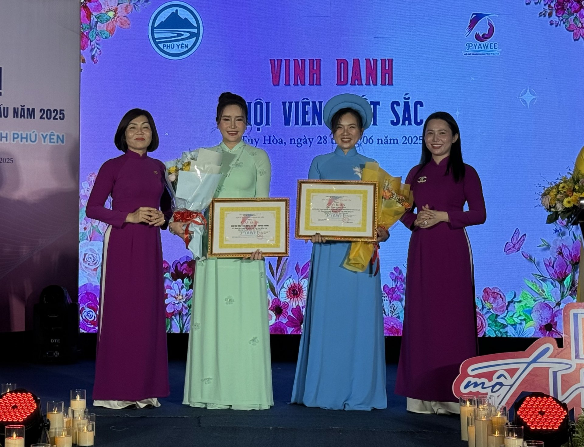 Outstanding members were honored at the conference. Photo: NGOC DUNG