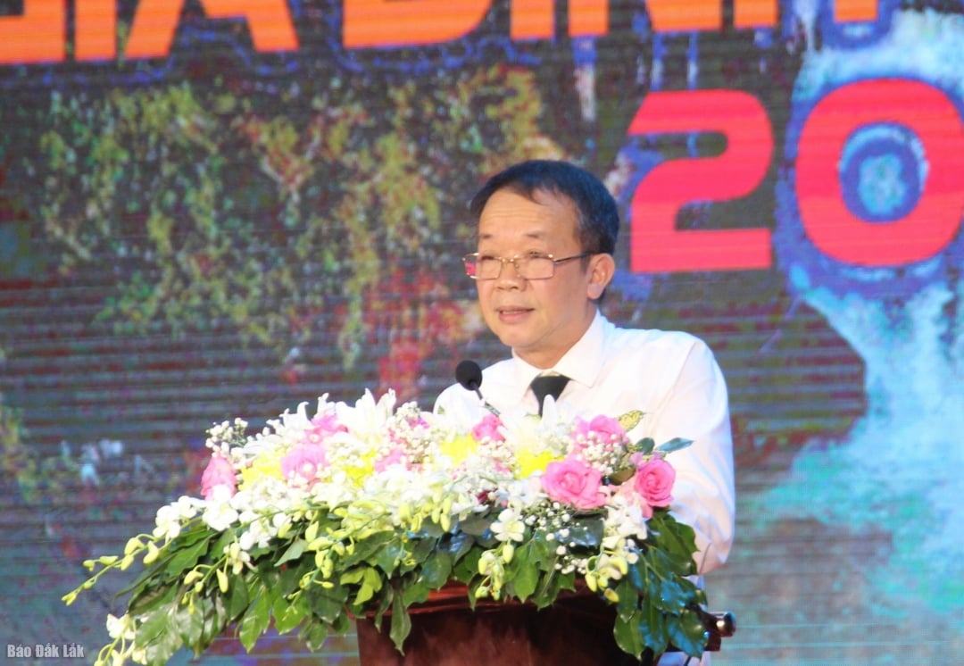 Phó Giám đốc Trung tâm Triển lãm Văn hóa Nghệ thuật Việt Nam Trần Quang Vinh phát biểu bế mạc.