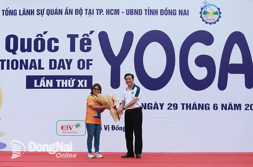 Phó giám đốc Sở Văn hóa, thể thao và du lịch Bùi Thanh Nam tặng cho cho đại diện nhà tài trợ cho chương trình. Ảnh: Huy Anh