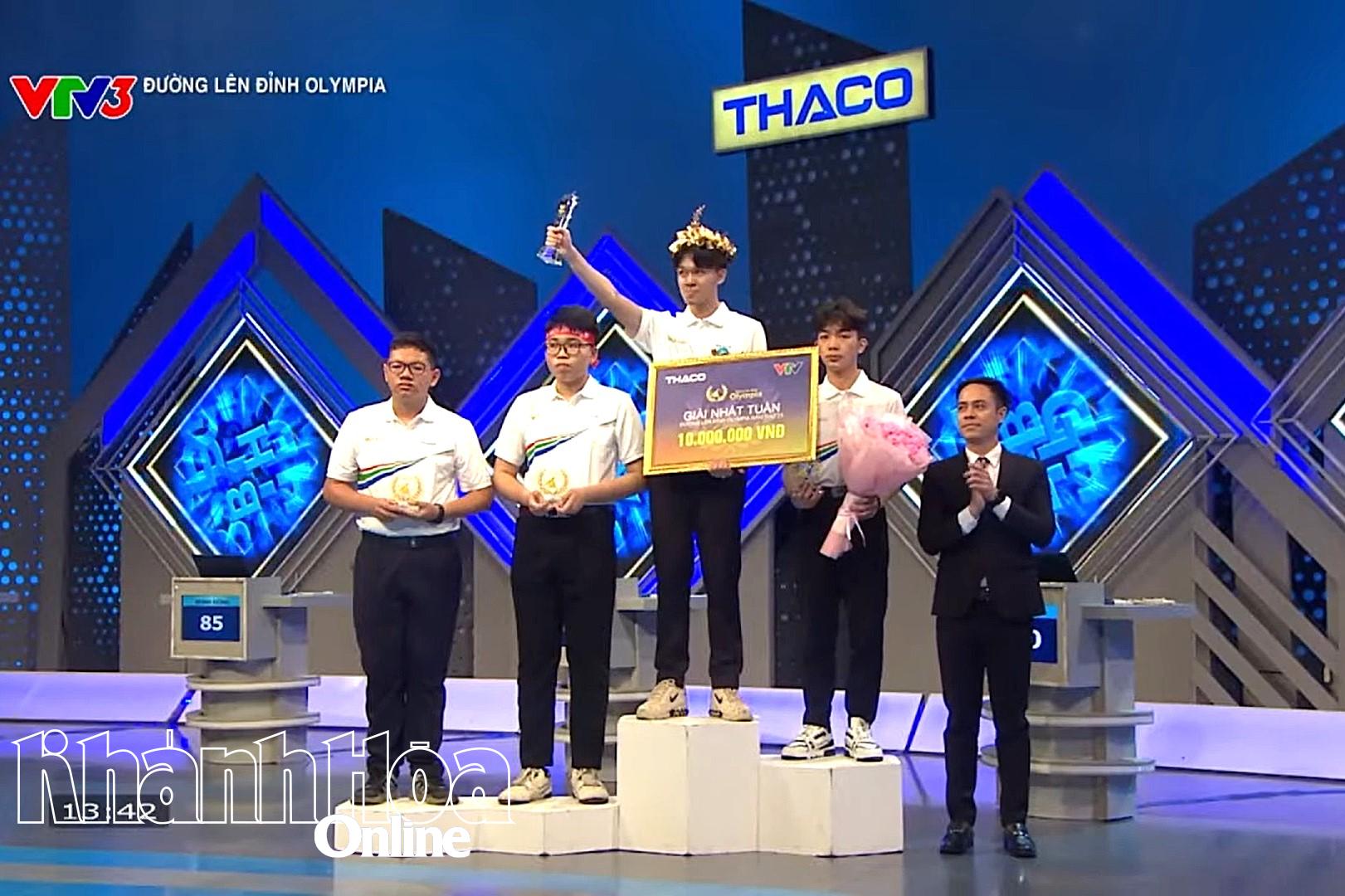 Thí sinh Đoàn Thanh Tùng nhận giải thưởng nhất tuần. Ảnh chụp màn hình.