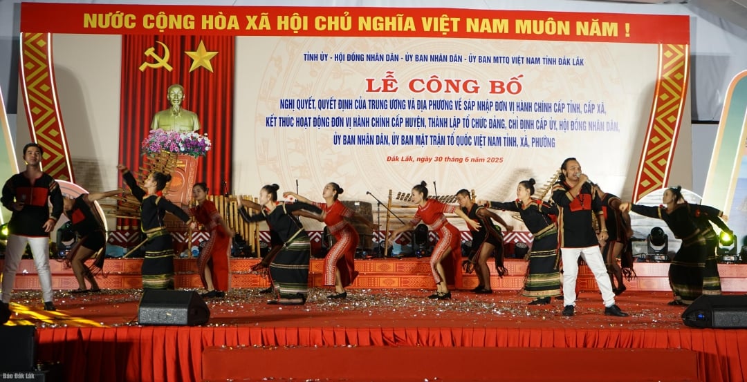 Tiết mục hát múa “Xôn xang mênh mang và Cao nguyên Đắk Lắk” mở màn chương trình
