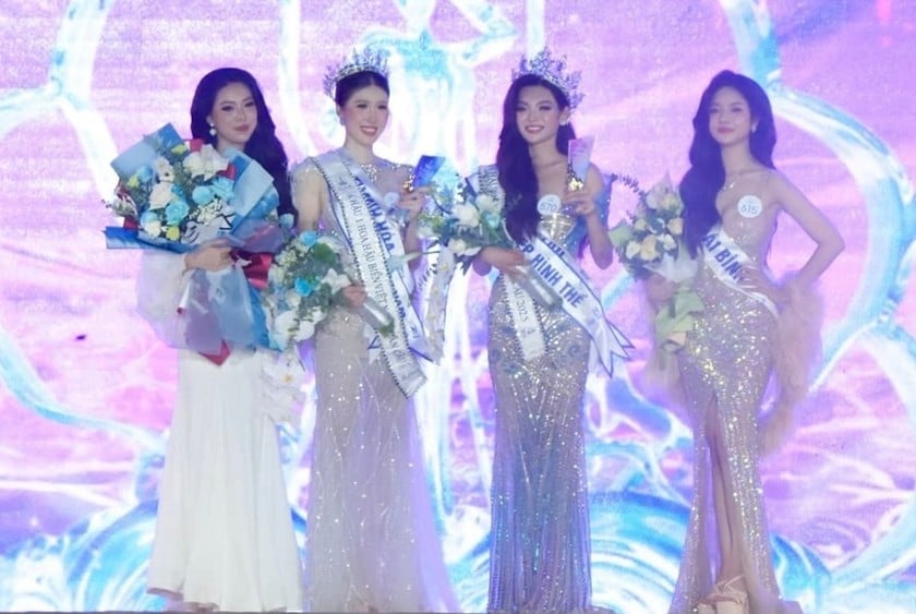 Hoa hậu Nguyễn Hoài Phương Anh cùng Á hậu 1 Nguyễn Linh Chi và các Á hậu 2 Nguyễn Trần Minh Tâm, Hoàng Thu Hiền.
