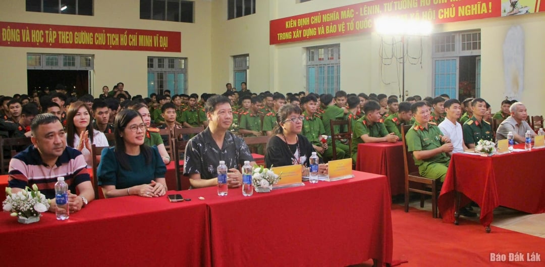 Đại biểu tham dự chương trình. 