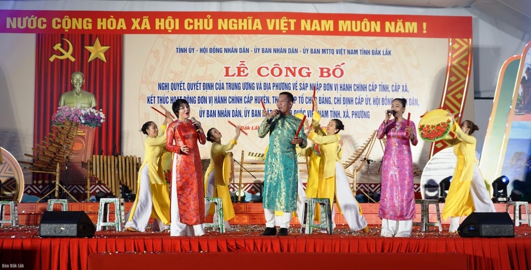 tác phẩm “Nhớ thương câu hát Bài chòi”, sáng tác nhạc sĩ Tấn Phát, biểu diễn ca sĩ Sô Chăm Huy, tốp ca nữ cùng tập thể nghệ sĩ múa Nhà hát Ca múa nhạc Dân gian Sao Biển