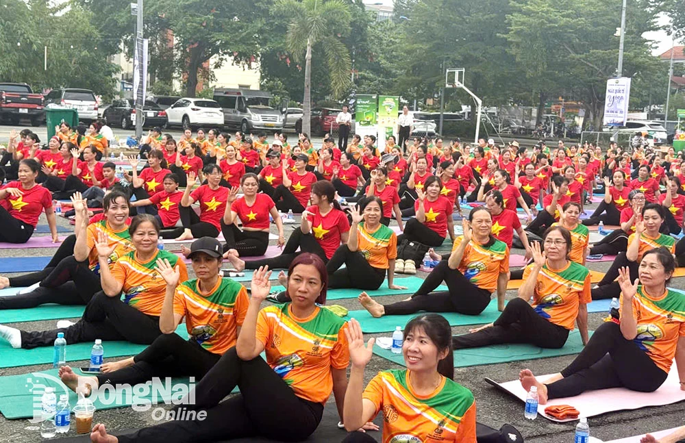 Những người đam mê Yoga tham gia chương trình thực hiện tập luyện các động tác giao thức Yoga. Ảnh: BTC