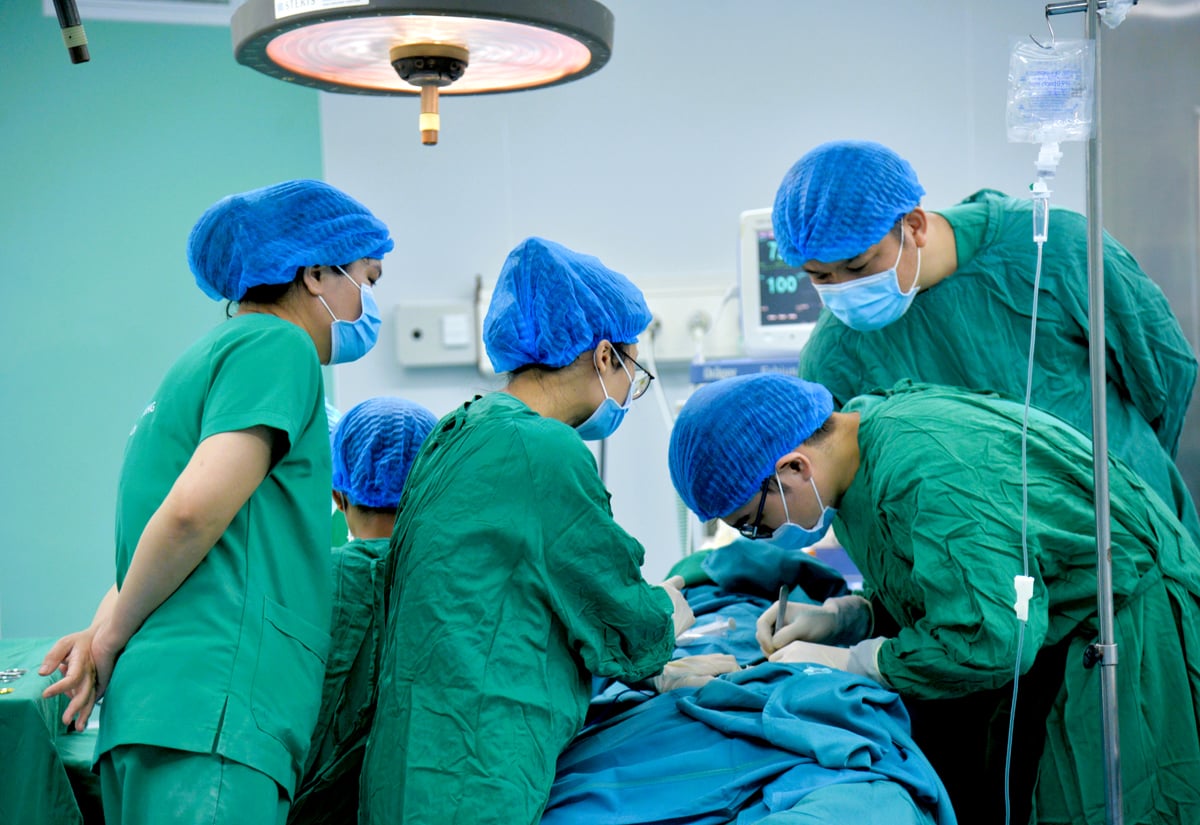 Trong suốt nhiều giờ, mỗi kíp mổ đã thực hiện liên tục các ca mổ, chủ yếu là dị tật về vận động tay, chân, khe hở môi và di chứng sẹo bỏng.