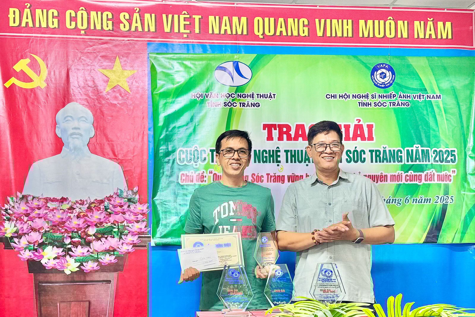 អ្នកថតរូប Dinh Cong Tam - ប្រធានសមាគមអ្នកថតរូបវៀតណាមនៅខេត្ត Soc Trang បានប្រគល់រង្វាន់ទីមួយដល់អ្នកថតរូប Hong Bao Toan។