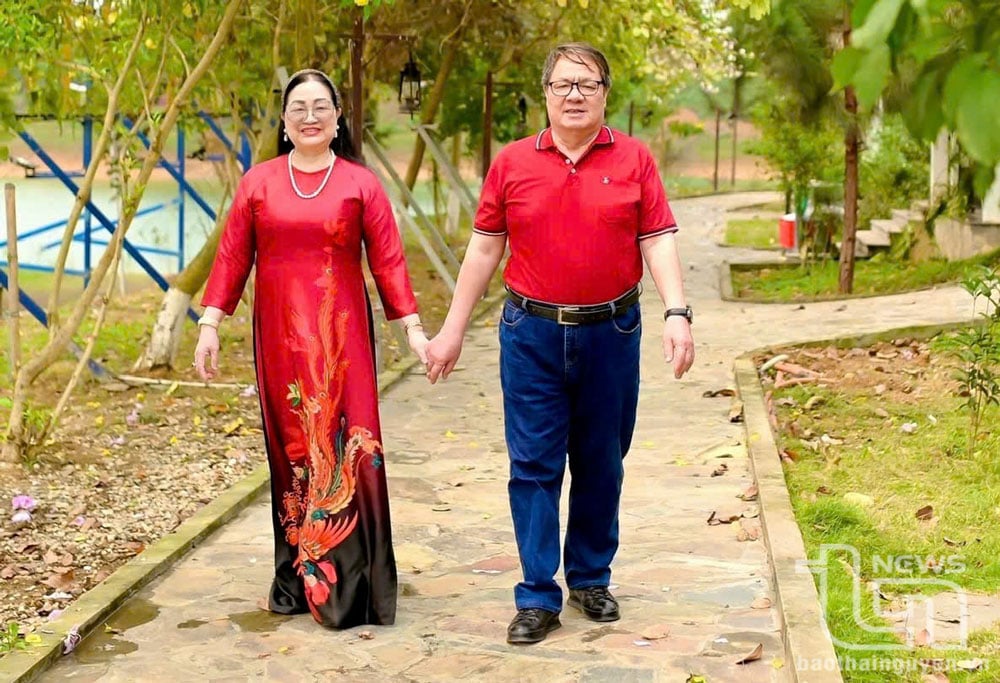 Vợ chồng bà Trần Thị Việt Trung thường có những chuyến đi để có thêm nhiều trải nghiệm trong cuộc sống.