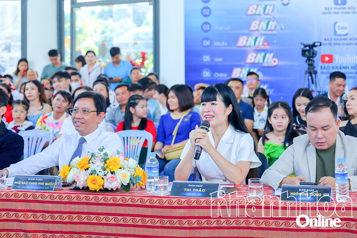 Ban Giám khảo trò chuyện tương tác với thí sinh.
