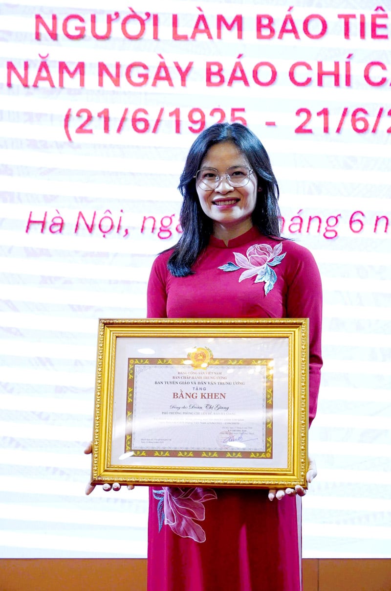 Nhà báo Đoàn Hương Giang nhận Bằng khen của Ban Tuyên giáo và Dân vận Trung ương.
		Ảnh: MỘC LAN
