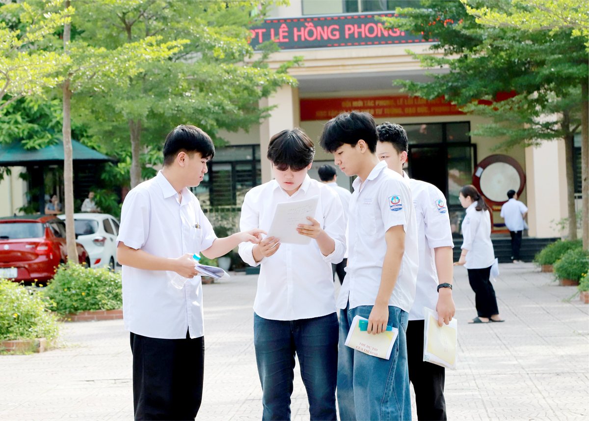 Thí sinh tại điểm thi Trường THPT Lê Hồng Phong (TPHG). Ảnh: Yên Hoa
